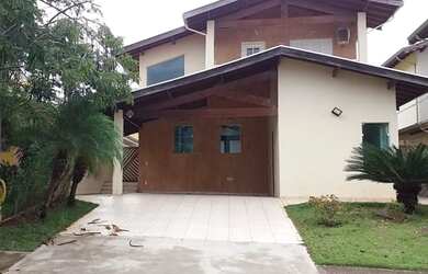 Imagem: A casa em condomínio possui 5 Dormitórios, 4 Banheiros, 2