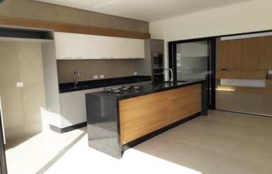 Imagem: A casa em condomínio à venda possui 4 Dormitórios, 5 Banheiros