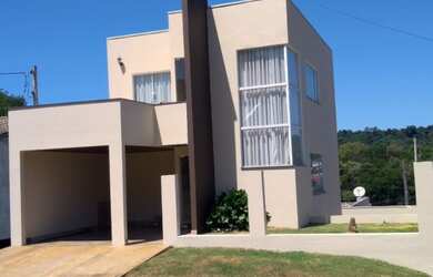 Imagem: A casa possui 3 Dormitórios, 3 Banheiros, 3 Vagas na garagem