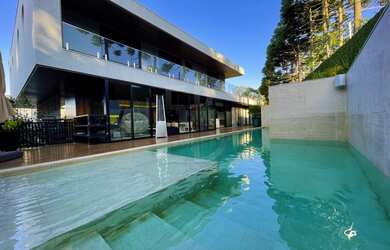 Imagem: A casa em condomínio possui 5 Dormitórios, 5 Banheiros, 5