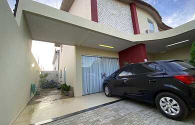 Imagem: A casa possui 4 Dormitórios, 3 Banheiros, 2 Vagas na garagem