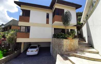 Imagem: A casa possui 4 Dormitórios, 5 Banheiros, 4 Vagas na garagem