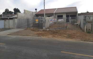 Imagem: A casa possui 2 Dormitórios, 1 Banheiro, 2 Vagas na garagem