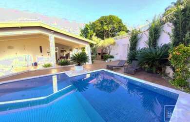 Imagem: A casa possui 3 Dormitórios, 4 Banheiros, 5 Vagas na garagem