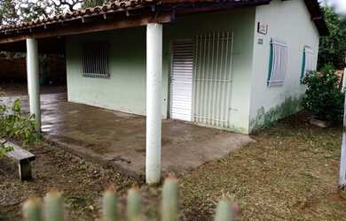 Imagem: A casa possui 2 Dormitórios, 1 Banheiro, 2 Vagas na garagem