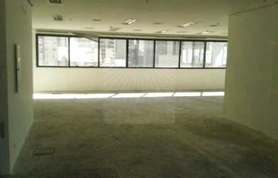 Imagem: O depósito possui 5 Vagas na garagem e 244m² de Área e está