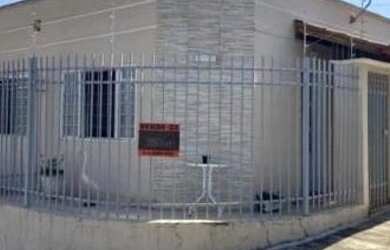 Imagem: A casa possui 2 Dormitórios, 2 Banheiros, 2 Vagas na garagem