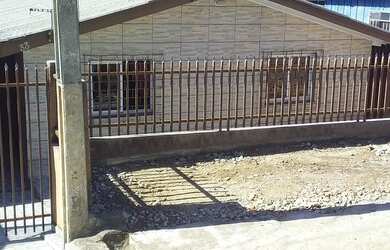 Imagem: A casa possui 4 Dormitórios, 2 Banheiros, 2 Vagas na garagem