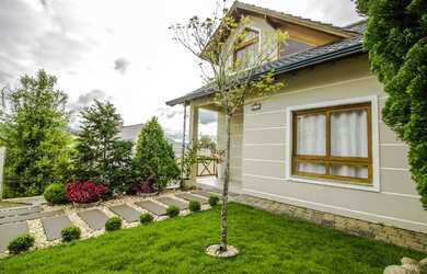 Imagem: A casa possui 3 Dormitórios, 2 Banheiros, 2 Vagas na garagem