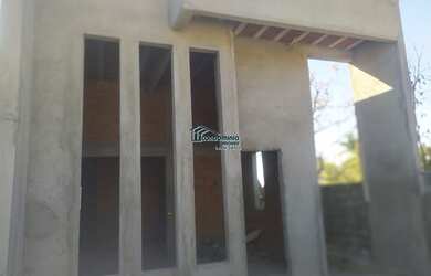 Imagem: A casa possui 3 Dormitórios, 2 Banheiros, 2 Vagas na garagem