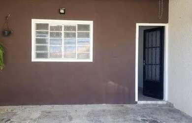 Imagem: A casa possui 2 Dormitórios, 1 Banheiro, 2 Vagas na garagem