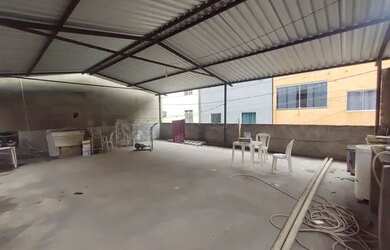 Imagem: A casa possui 3 Dormitórios, 1 Banheiro e 1 Vaga na garagem