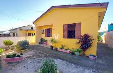 Imagem: A casa possui 4 Dormitórios, 2 Banheiros, 2 Vagas na garagem