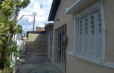 Imagem: A casa possui 3 Dormitórios, 2 Banheiros, 1 Vaga na garagem