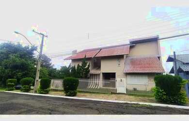 Imagem: A casa possui 4 Dormitórios, 5 Banheiros, 470m² de Área e