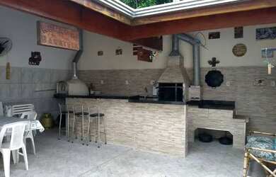 Imagem: A casa possui 3 Dormitórios, 2 Banheiros, 2 Vagas na garagem