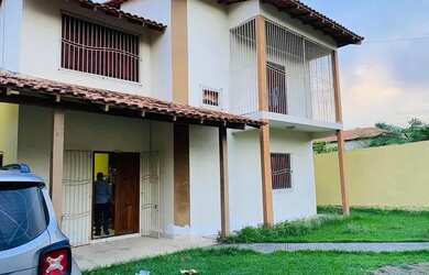 Imagem: A casa possui 4 Dormitórios, 2 Banheiros e 2 Vagas na garagem