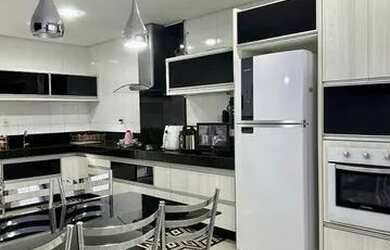 Imagem: A casa possui 3 Dormitórios, 3 Banheiros, 2 Vagas na garagem