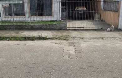 Imagem: A casa possui 4 Dormitórios, 2 Banheiros, 5 Vagas na garagem