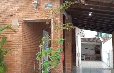 Imagem: A casa possui 3 Dormitórios, 3 Banheiros, 230m² de Área e