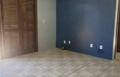 Imagem: A casa possui 3 Dormitórios, 2 Banheiros, 1 Vaga na garagem