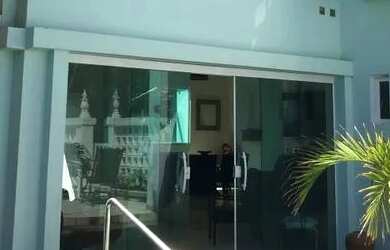 Imagem: A casa possui 5 Dormitórios, 5 Banheiros, 5 Vagas na garagem