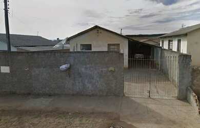 Imagem: A casa possui 3 Dormitórios, 1 Banheiro, 3 Vagas na garagem