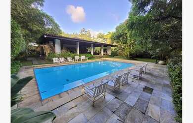 Imagem: A casa possui 3 Dormitórios, 3 Banheiros, 5 Vagas na garagem