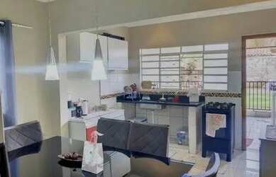 Imagem: A casa possui 2 Dormitórios, 2 Banheiros, 2 Vagas na garagem