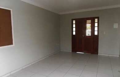 Imagem: A casa possui 3 Dormitórios, 3 Banheiros, 2 Vagas na garagem