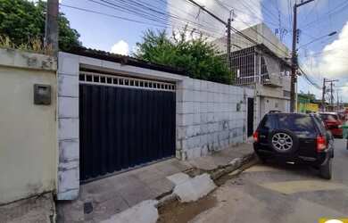 Imagem: A casa possui 4 Dormitórios, 3 Banheiros, 2 Vagas na garagem