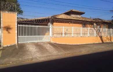 Imagem: A casa possui 2 Dormitórios, 2 Banheiros, 2 Vagas na garagem