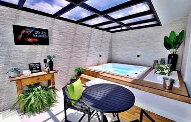 Imagem: A casa possui 3 Dormitórios, 2 Banheiros, 2 Vagas na garagem