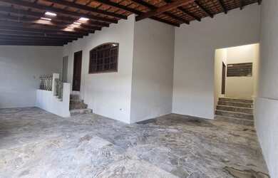 Imagem: A casa possui 3 Dormitórios, 3 Banheiros, 2 Vagas na garagem