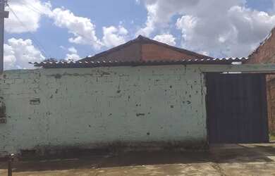 Imagem: A casa possui 2 Dormitórios, 1 Banheiro, 2 Vagas na garagem