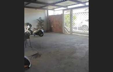 Imagem: A casa possui 2 Dormitórios, 1 Banheiro, 2 Vagas na garagem