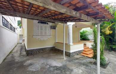 Imagem: A casa possui 3 Dormitórios, 1 Banheiro, 1 Vaga na garagem