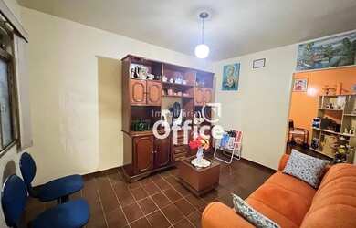 Imagem: A casa possui 3 Dormitórios, 1 Banheiro, 3 Vagas na garagem