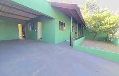 Imagem: A casa possui 3 Dormitórios, 1 Banheiro, 1 Vaga na garagem