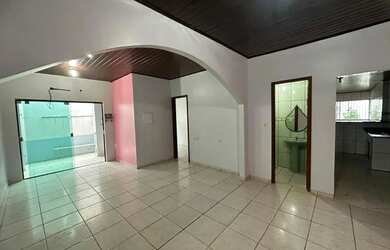 Imagem: A casa possui 3 Dormitórios, 3 Banheiros, 2 Vagas na garagem