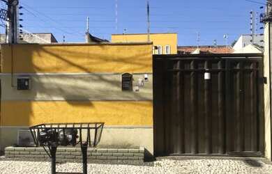Imagem: A casa possui 3 Dormitórios, 1 Banheiro, 2 Vagas na garagem