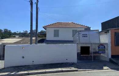 Imagem: A casa possui 2 Dormitórios, 1 Banheiro, 2 Vagas na garagem