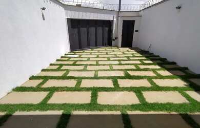 Imagem: A casa possui 3 Dormitórios, 3 Banheiros, 2 Vagas na garagem