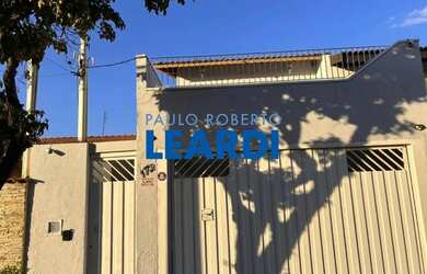 Imagem: A casa possui 3 Dormitórios, 3 Banheiros, 196m² de Área e