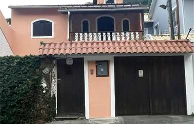 Imagem: A casa possui 3 Dormitórios, 5 Banheiros, 3 Vagas na garagem