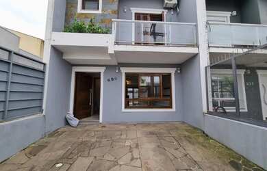 Imagem: A casa possui 3 Dormitórios, 2 Banheiros, 2 Vagas na garagem