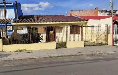 Imagem: A casa possui 3 Dormitórios, 2 Banheiros, 1 Vaga na garagem