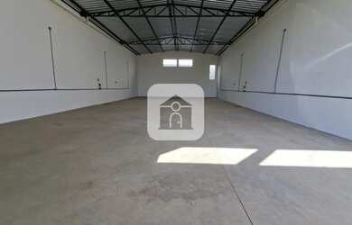 Imagem: O depósito possui 2 Vagas na garagem, 280m² de Área e Imóvel