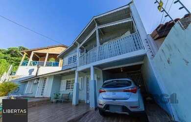 Imagem: A casa possui 3 Dormitórios, 2 Banheiros, 2 Vagas na garagem