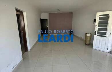 Imagem: A casa possui 3 Dormitórios, 2 Banheiros, 3 Vagas na garagem